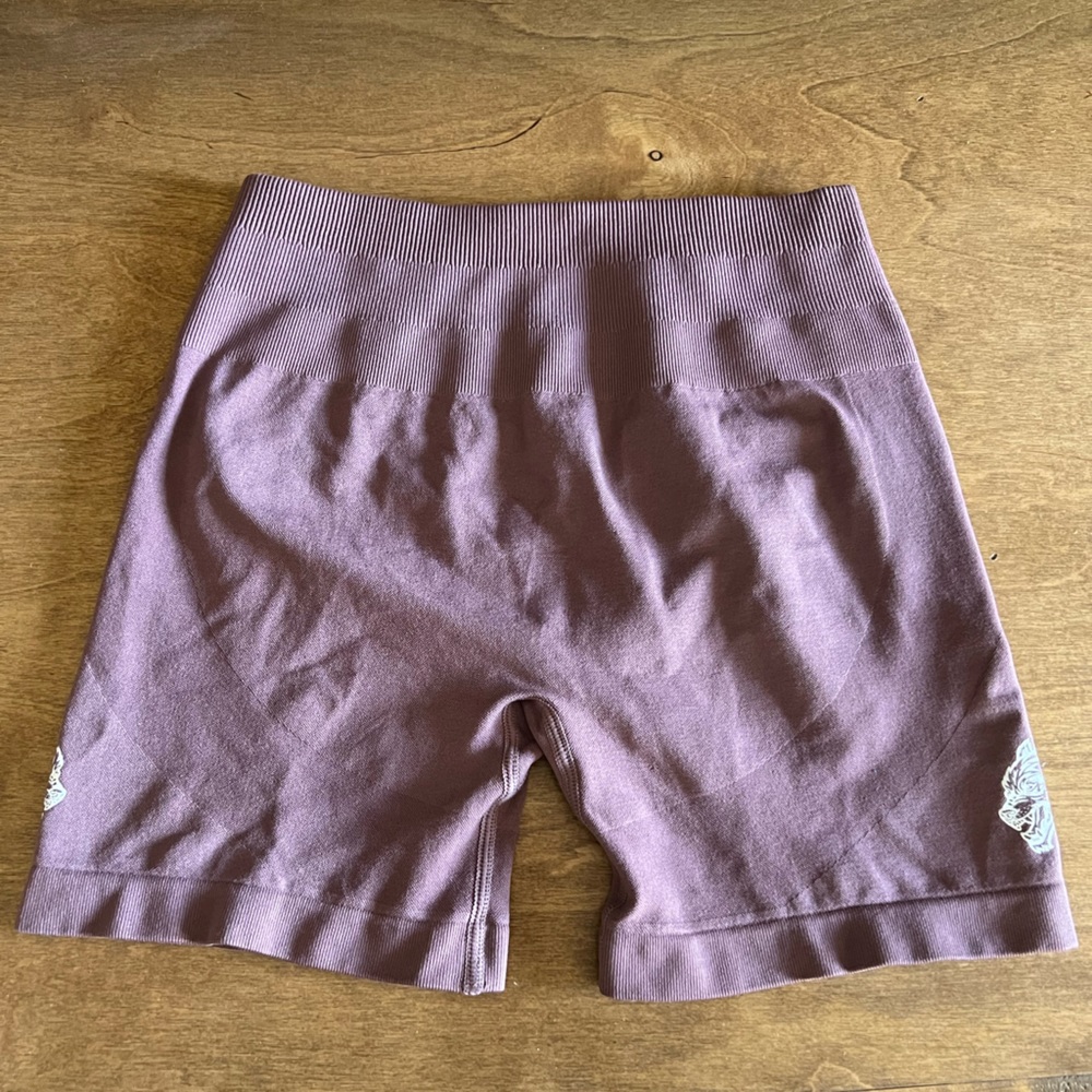 SHE WOLVES FOREVER SEAMLESS EVERSON SHORTS IN Rose